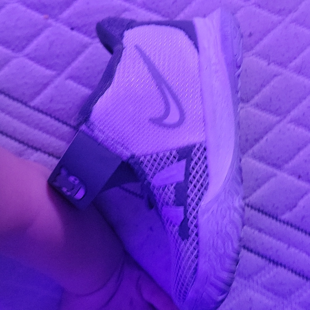 4c infant Nike shoes they are grey/white
